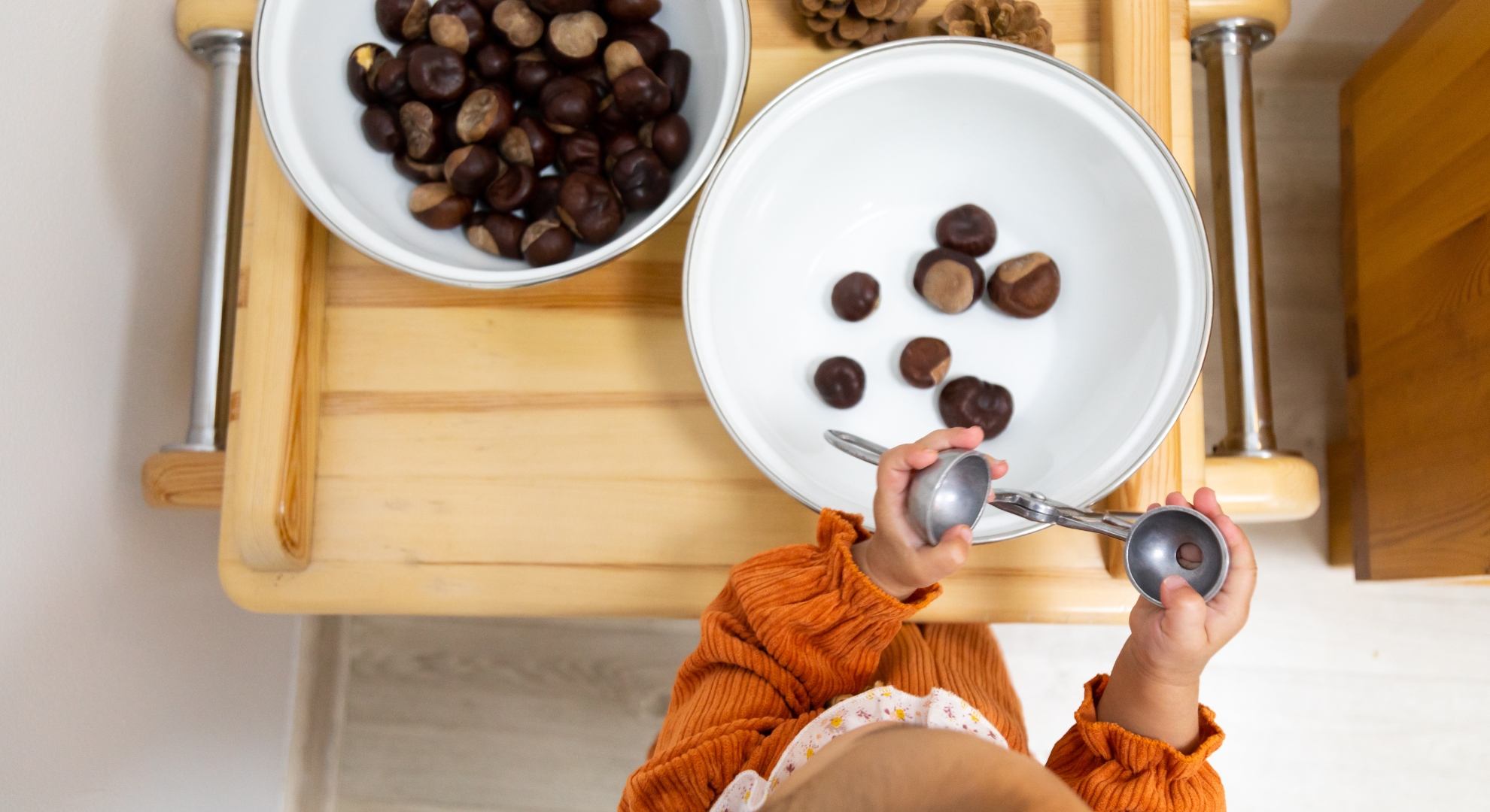 dítě si hraje s kaštany